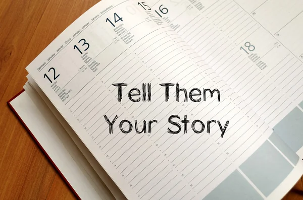 Cuéntales tu historia escribe en el cuaderno —  Fotos de Stock