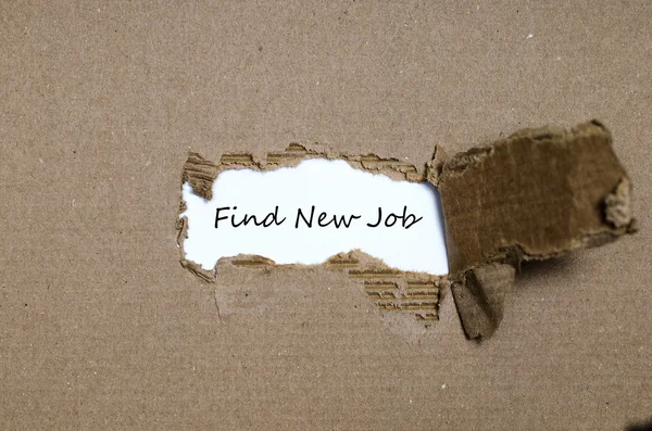 La parola trovare un nuovo lavoro che appare dietro carta strappata — Foto Stock