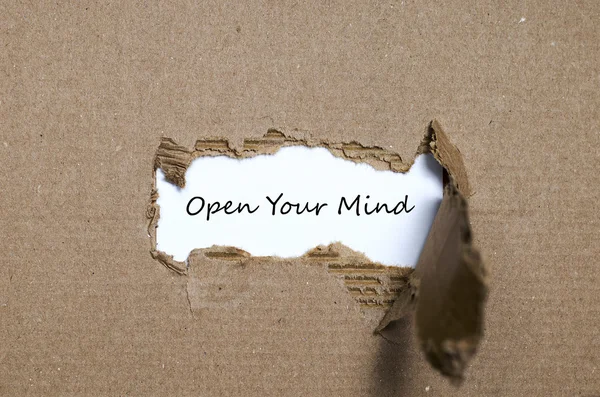 Das Wort open your mind erscheint hinter zerrissenem Papier — Stockfoto