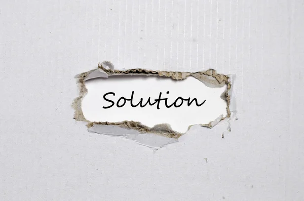 La palabra solución que aparece detrás del papel roto — Foto de Stock