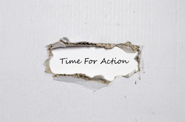Η λέξη ώρα για δράση που εμφανίζεται πίσω από το σκισμένο χαρτί — Φωτογραφία Αρχείου