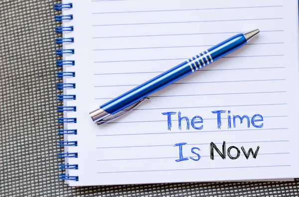 Η ώρα τώρα είναι έννοια κείμενο σε Σημειωματάριο — Φωτογραφία Αρχείου