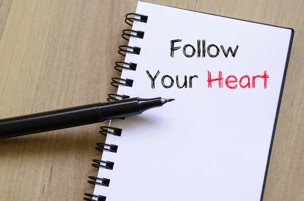 Följ ditt hjärta text koncept på anteckningsboken — Stockfoto