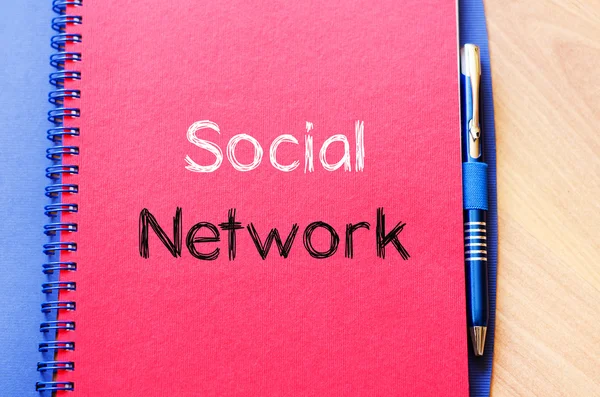 Concetto di testo del social network sul notebook — Foto Stock