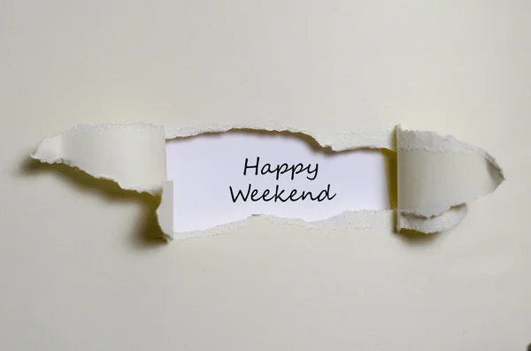 Las palabras feliz fin de semana que aparece detrás del papel roto — Foto de Stock
