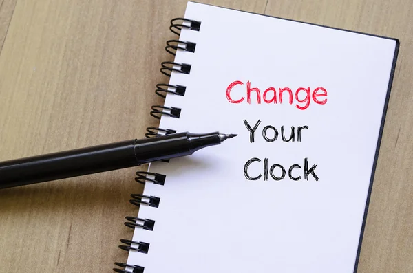 Altere seu conceito de texto do relógio no notebook — Fotografia de Stock