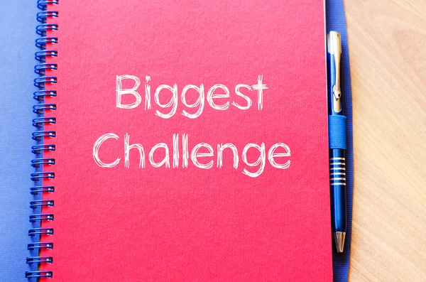 Maior conceito de texto de desafio no notebook — Fotografia de Stock