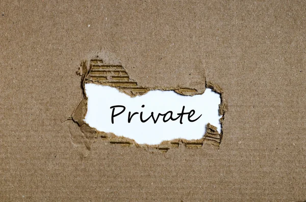 Das Wort privat erscheint hinter zerrissenem Papier — Stockfoto