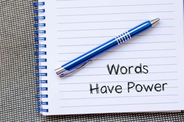 Palavras têm conceito de texto de poder no notebook — Fotografia de Stock