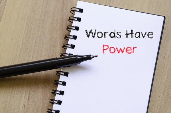 Palavras têm conceito de texto de poder no notebook — Fotografia de Stock