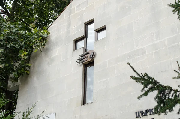 Krzyż na ścianie Kościoła — Zdjęcie stockowe