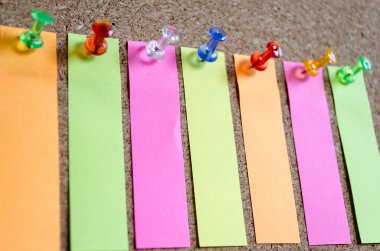 cork board üzerinde yapışkan not