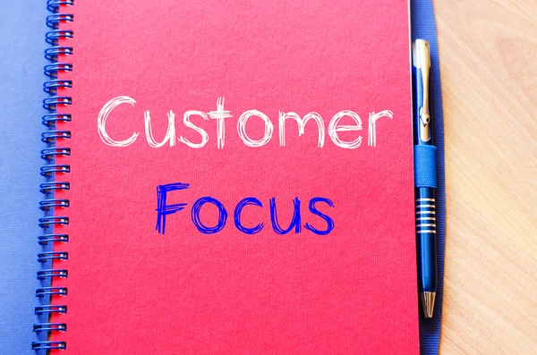 Focus del cliente scrivere su notebook — Foto Stock