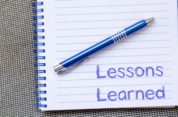 Lektionen gelernt schreiben auf Notizbuch — Stockfoto