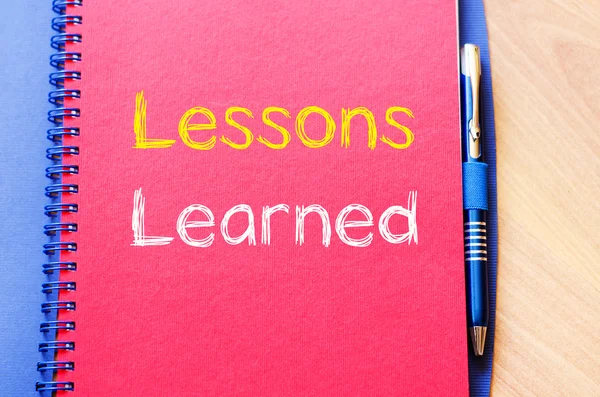 Lições aprendidas escreva no caderno — Fotografia de Stock