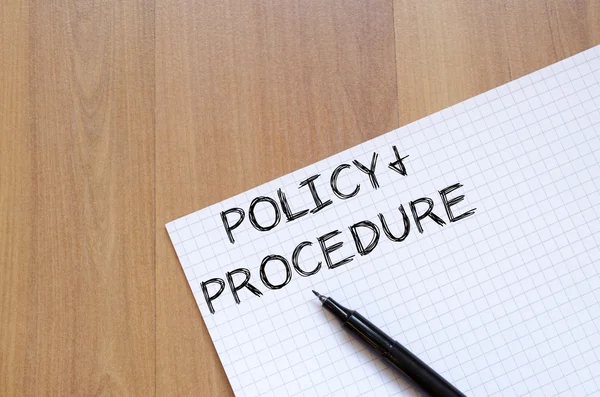 Beleid en procedure schrijven op laptop — Stockfoto