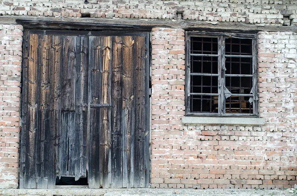 Tuğla bina eski ahşap kapı — Stok fotoğraf