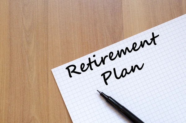 Pensioenplan schrijven op laptop — Stockfoto