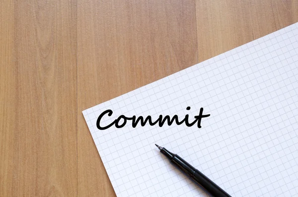 Commit scrivi su notebook — Foto Stock