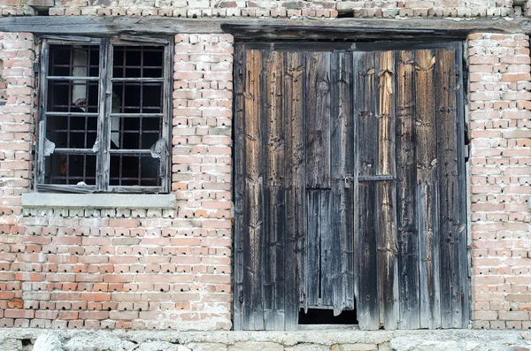 Старые деревянные ворота в кирпичном здании — стоковое фото