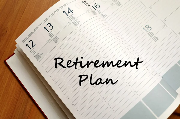 Pensioenplan schrijven op laptop — Stockfoto