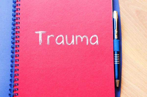 Trauma escreve no notebook — Fotografia de Stock