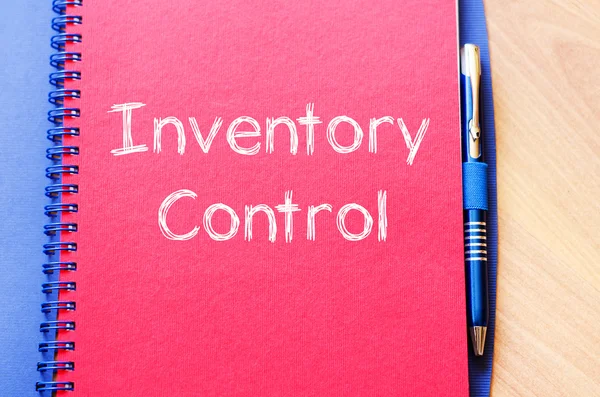 Controle de inventário escrever no notebook — Fotografia de Stock