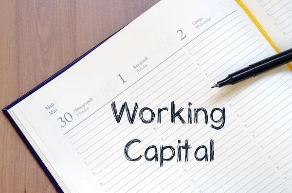 El capital de trabajo escribe en el cuaderno — Foto de Stock