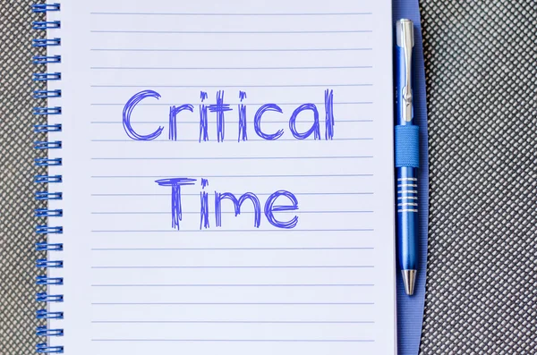 Tempo crítico escrever no notebook — Fotografia de Stock