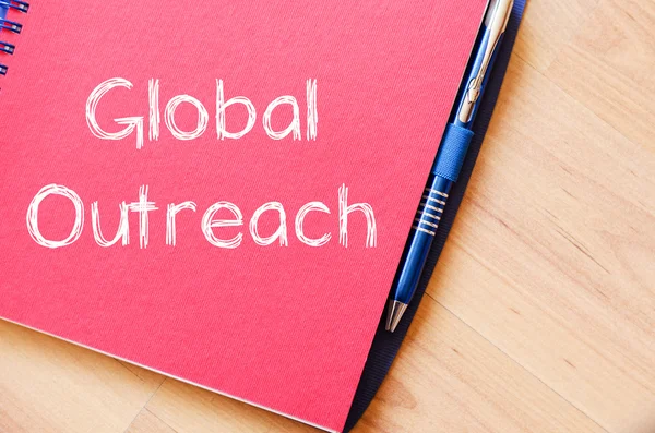 Global outreach escrever no notebook — Fotografia de Stock