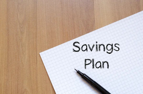 Besparingen plan schrijven op laptop — Stockfoto