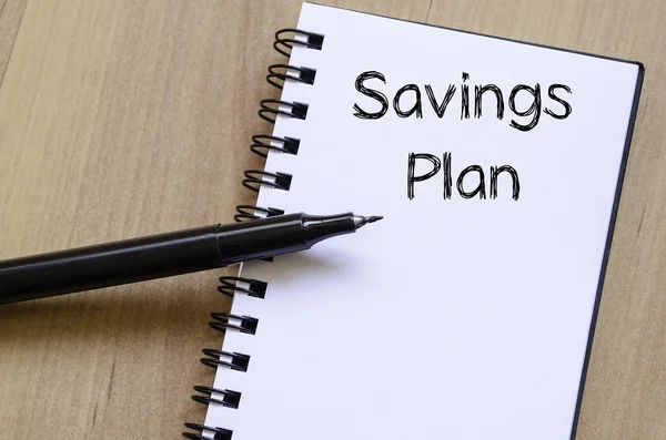 Besparingen plan schrijven op laptop — Stockfoto