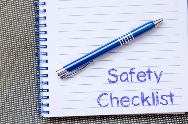 Lista de verificação de segurança escrever no notebook — Fotografia de Stock