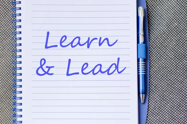 Learn & Lead scrivere su notebook — Foto Stock