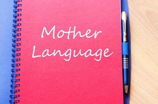 Mamma språk skriva på anteckningsboken — Stockfoto