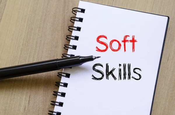 Soft Skills schreiben auf Notizbuch — Stockfoto