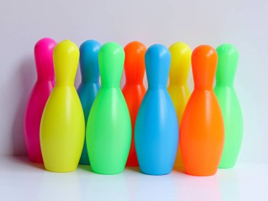 Öğrenme yeteneğini geliştirmek için oynayan çocuklar için renkli bir bowling oyuncağı. Beyaz arka planda izole edilmiş, seçici odak noktası ve bir kopya alanı olan, gelişim enerjisi oynayan çekici çocuklar..