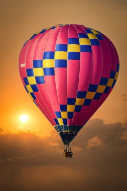 BÜYÜK BİR GÜNEŞ SÜRÜNDE BÜYÜK KALINDA BÜYÜK KALINI