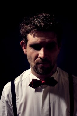 Papyon ile tişörtlü siyah Amerikan mafya gangster adam