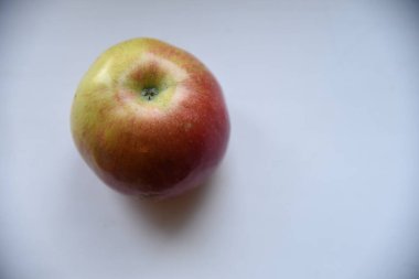 Beyaz arkaplanda kırmızı elma