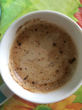 Tarçınlı ve köpüklü kapuçino.