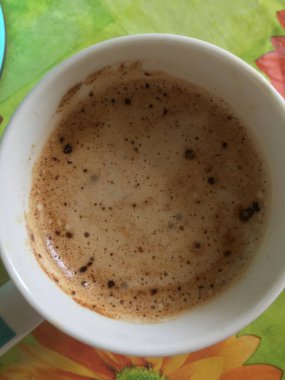 Tarçınlı ve köpüklü kapuçino.