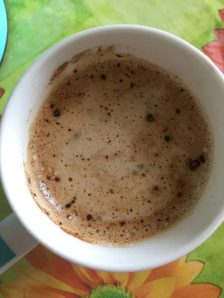 Cappuccino con canela y espuma en una taza — Foto de Stock