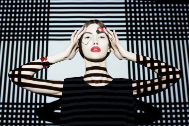 geometrik zemin üzerine kız moda