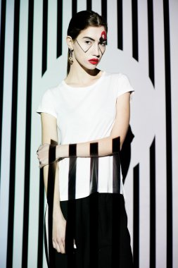 geometrik zemin üzerine kız moda