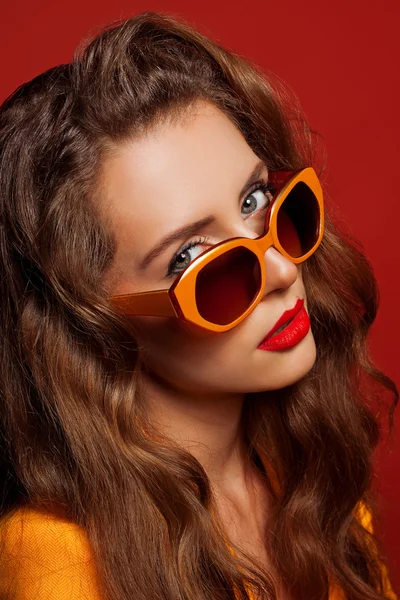 Modelo na jaqueta laranja e óculos de sol — Fotografia de Stock