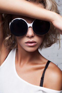 Sarışın güzel kadın modeli