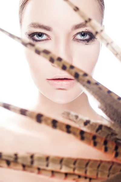 Mooie vrouw model met veren — Stockfoto