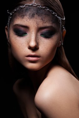 Karanlık tozlu makyaj kadınla
