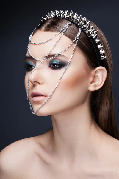 Frau mit Kopf-Accessoire aus Ketten — Stockfoto